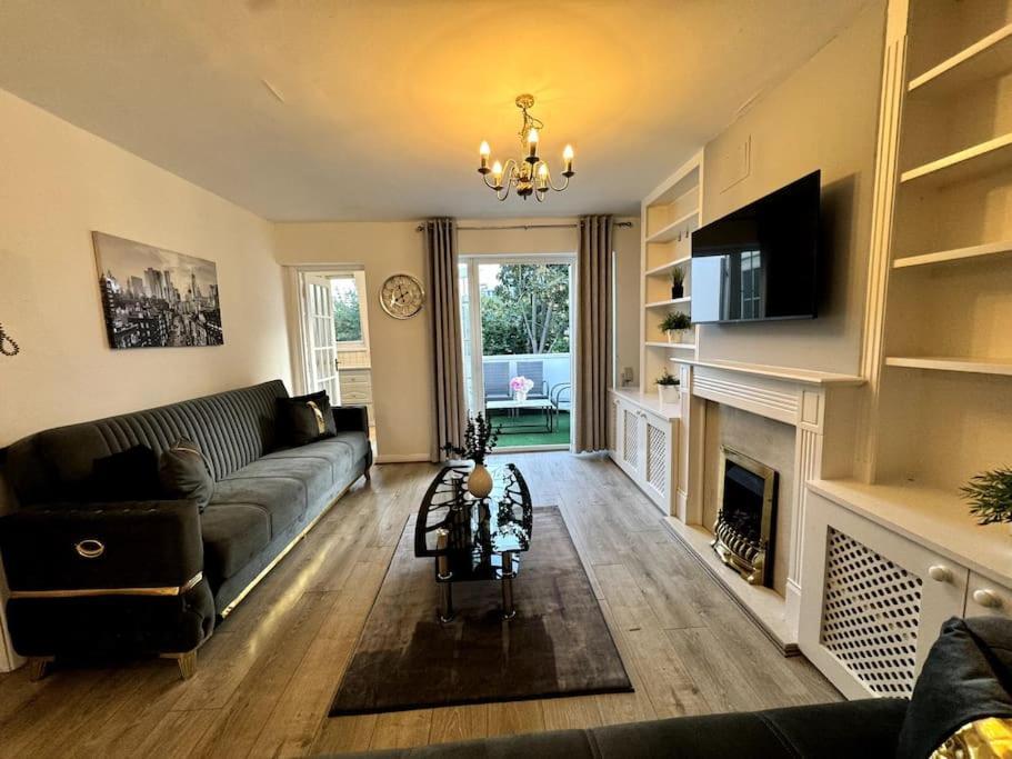 Newly Renovated Kensington 2 Bedroom Apartment With Balcony Near Harrods Sleeps 6, 2 Min Walk From Station Лондон Екстер'єр фото