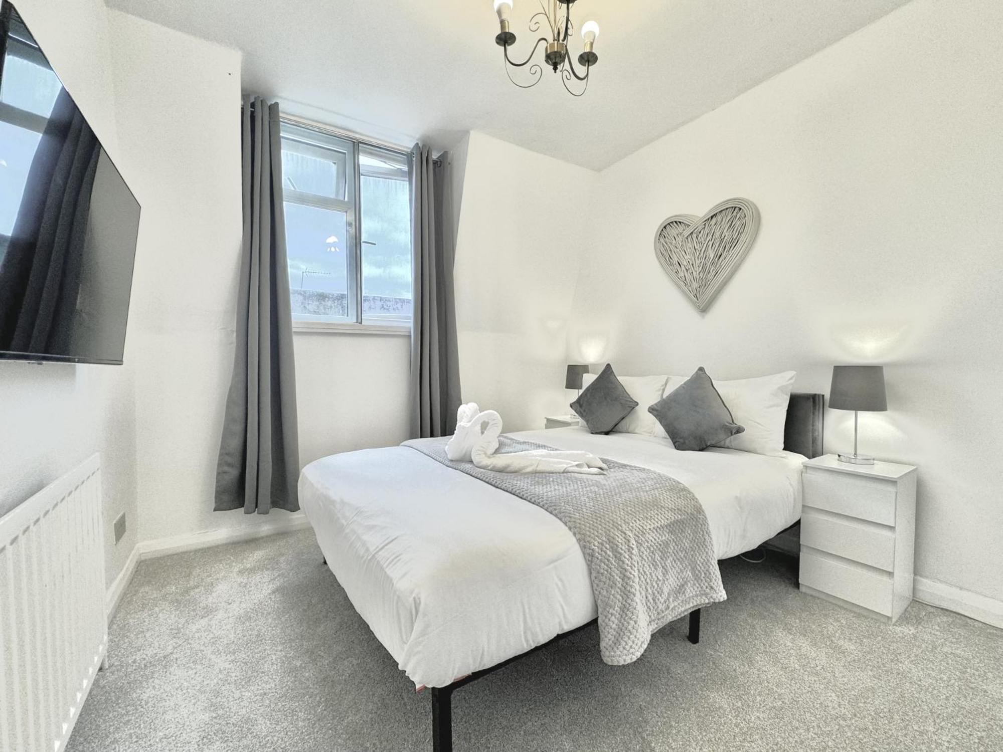 Newly Renovated Kensington 2 Bedroom Apartment With Balcony Near Harrods Sleeps 6, 2 Min Walk From Station Лондон Екстер'єр фото