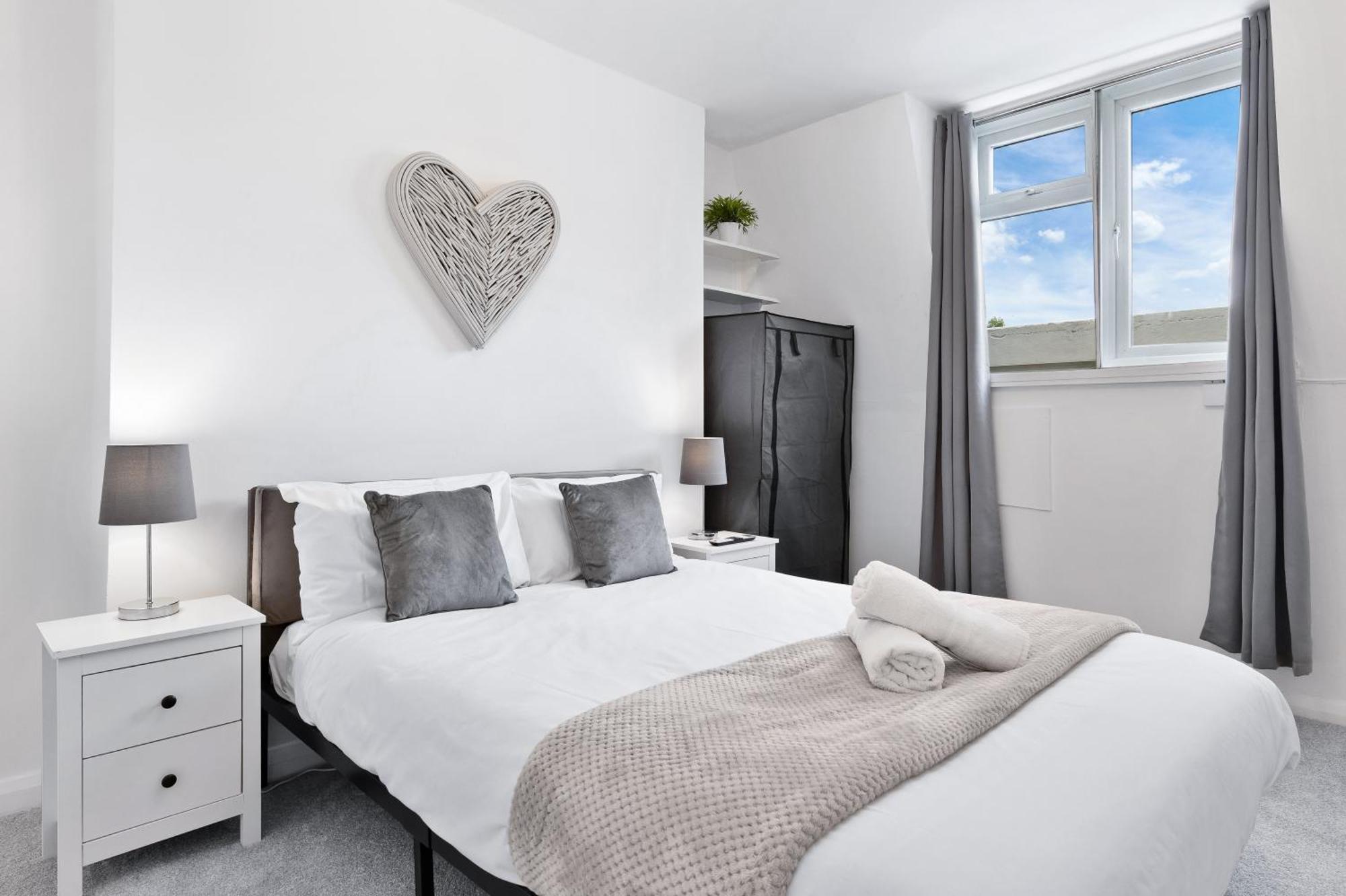 Newly Renovated Kensington 2 Bedroom Apartment With Balcony Near Harrods Sleeps 6, 2 Min Walk From Station Лондон Екстер'єр фото