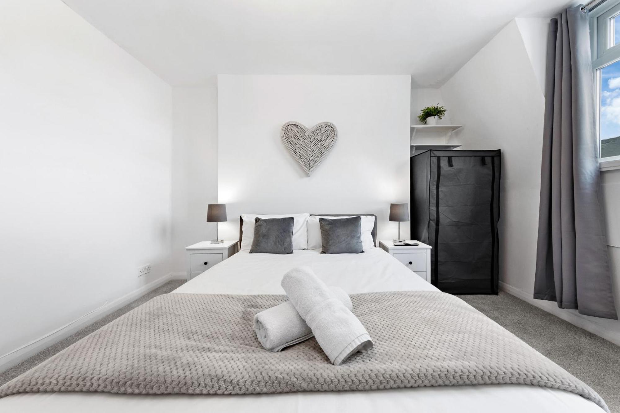 Newly Renovated Kensington 2 Bedroom Apartment With Balcony Near Harrods Sleeps 6, 2 Min Walk From Station Лондон Екстер'єр фото