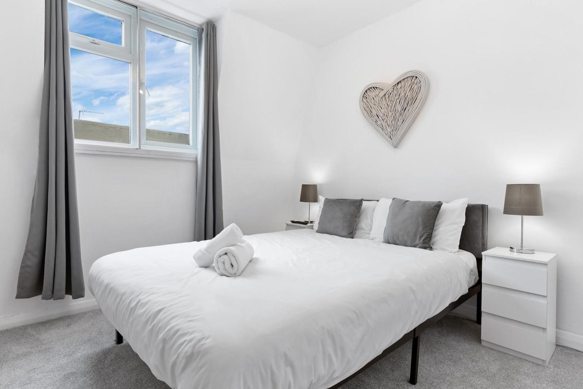 Newly Renovated Kensington 2 Bedroom Apartment With Balcony Near Harrods Sleeps 6, 2 Min Walk From Station Лондон Екстер'єр фото