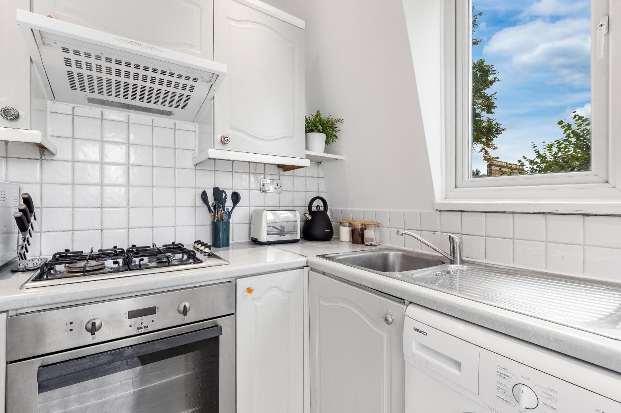 Newly Renovated Kensington 2 Bedroom Apartment With Balcony Near Harrods Sleeps 6, 2 Min Walk From Station Лондон Екстер'єр фото