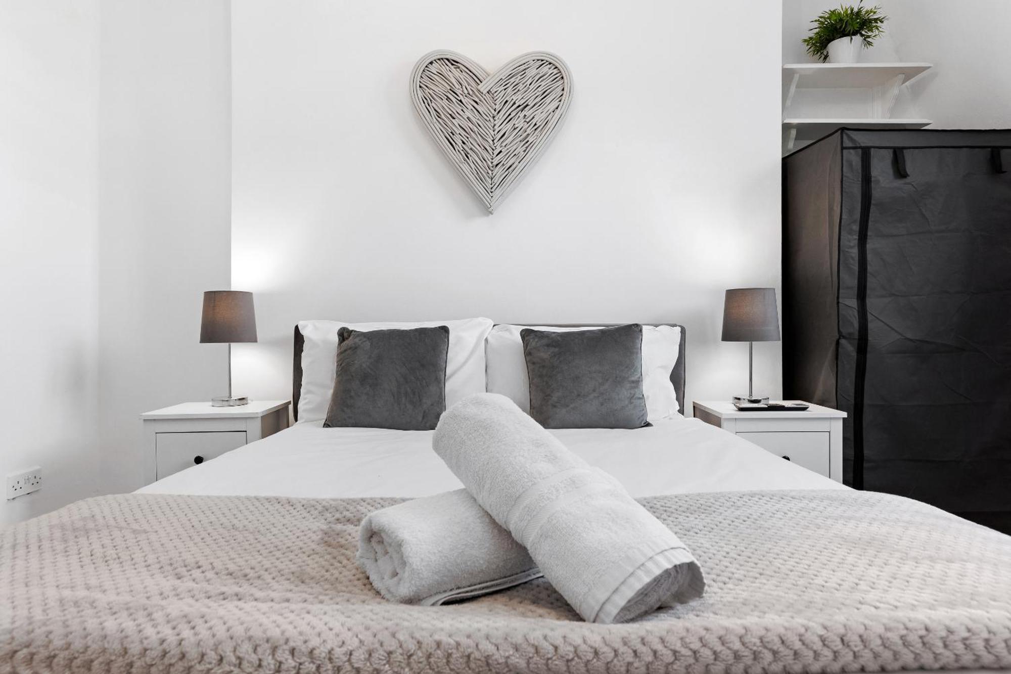 Newly Renovated Kensington 2 Bedroom Apartment With Balcony Near Harrods Sleeps 6, 2 Min Walk From Station Лондон Екстер'єр фото